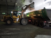 Große Bagger verladen die Schlacke