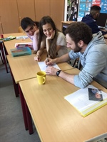 Lukas, Fatma und Esra bei der Planung