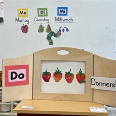 Bücher erleben mit dem Kamishibai - die E3 lernt die Wochentage